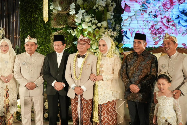 Suasana pernikahan Maula Akbar dan Putri Karlina. [Instagram @ahmadmuzani2]